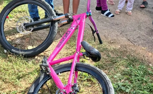 Menina de 13 anos sofre parada cardíaca após bater de bicicleta em carro em Minas