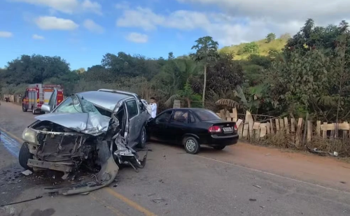 Acidente envolvendo três veículos deixa motorista preso às ferragens na BR-116, em Valadares