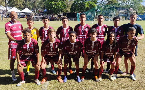 Escola de futebol Iguaçu conquista títulos e promove inclusão feminina em competição em Minas