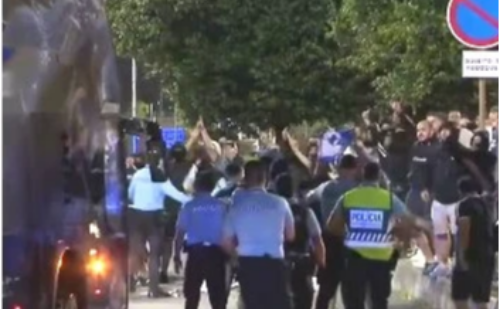 Torcedores revoltados protestam no aeroporto após time ser eliminado do Mundial de Clubes