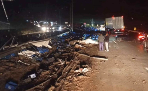 Carreta com cerveja tomba na BR-381 e deixa motorista gravemente ferido; trio foi preso tentando saquear a carga