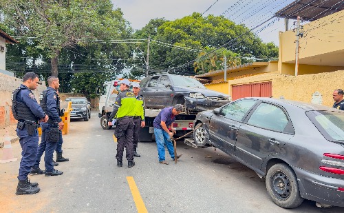 Operação em Ipatinga recolhe veículos abandonados em vias e áreas públicas