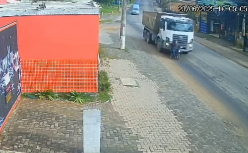 Cadeirante idoso é atingido e arrastado por caminhão