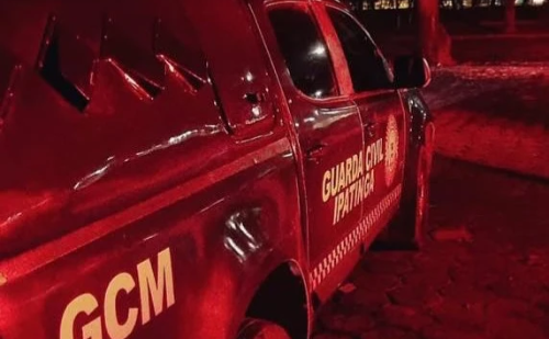 Suspeito com mandado é preso após denúncia de uso de drogas em terreno no centro de Ipatinga