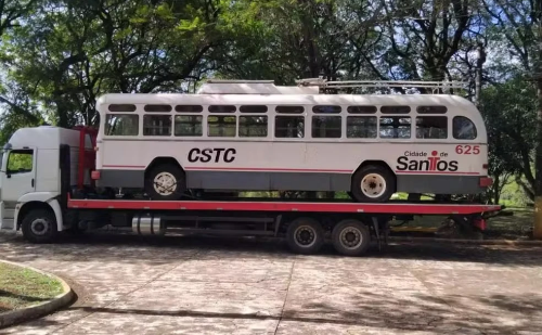 Após 30 anos, trólebus histórico retorna a Santos para restauração em museu