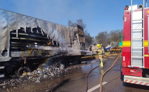 Incêndio em caminhão bloqueia BR-381 e provoca congestionamento de 5 km