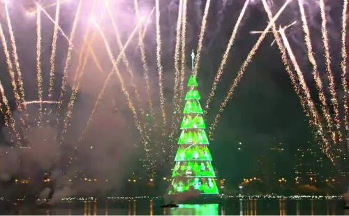 Árvore de Natal flutuante retorna ao Rio com 90 metros na Praia de Botafogo