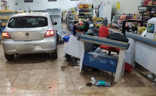 Bêbado invade supermercado com carro e tenta comprar carne e cerveja após acidente