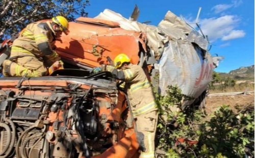 Colisão entre carreta e caminhão na BR-251 resulta em morte de motorista