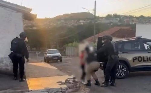 Homem que matou esposa, fez criança refém  é preso e indiciado por três crimes em Guaxupé
