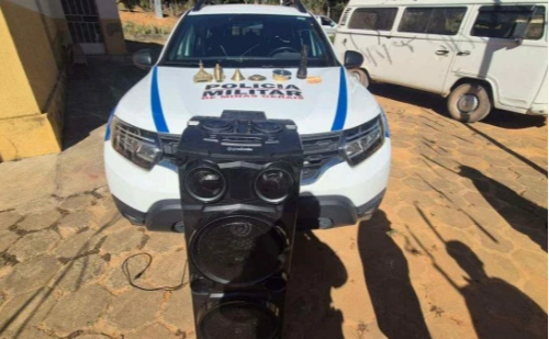 Homem invade igreja, furta objetos eucarísticos, caixa de som e dinheiro do dízimo em MG