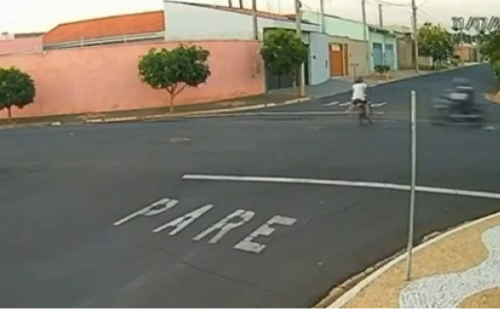 Bike motorizada com crianças se envolve em colisão e menino de 9 anos morre em SP