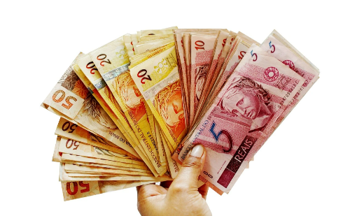 Brasil arrecada R$ 2 trilhões em impostos com 19 dias de antecedência em 2025 e reflete aquecimento da economia e inflação