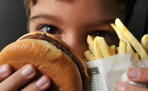 Estudo aponta que até pequenas quantidades de alimentos processados aumentam risco de doenças crônicas