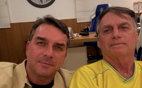 Flávio Bolsonaro visita pai e publica momento nas redes