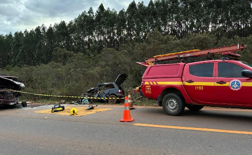 Criança de 4 anos morre em acidente com três vítimas na LMG-677, em MG