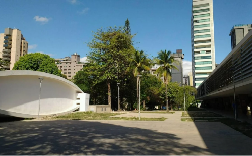 Em surto, mãe de aluno invade escola com isqueiro e ameaça incêndio em MG