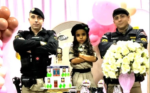 Menina escolhe PM como tema de festa e realiza sonho ao receber policiais em seu aniversário