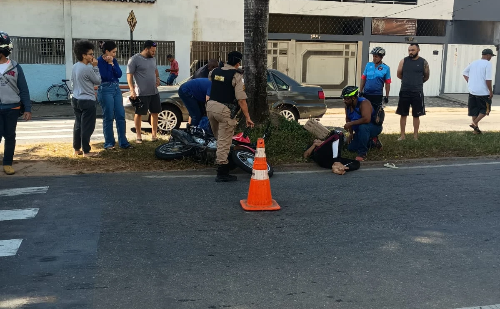 Duas pessoas ficam feridas após batida entre carro e moto em Timóteo