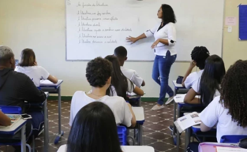 Defensoria pede suspensão de concurso da educação por falta de cotas raciais em Minas