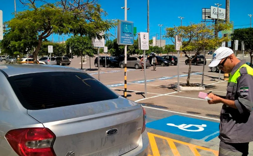 Veículos estacionados irregularmente geram mais de 3,6 mil multas em vagas de deficientes