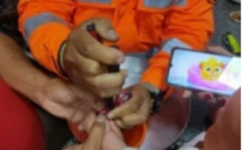 Bebê de 5 meses fica com dedo preso em hand spinner e mobiliza bombeiros em MG