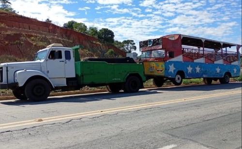 'Barcão da Alegria' é apreendido na BR-259, em Governador Valadares, por irregularidades e falta de segurança