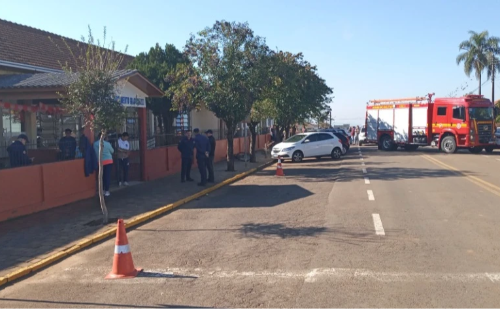Adolescente invade escola e esfaqueia crianças; uma morreu