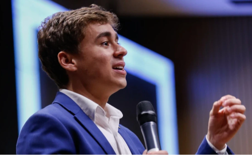 Nikolas Ferreira reage a denúncia e diz ser alvo por criticar livro de ex-prefeito