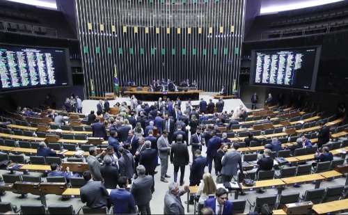 Deputados mineiros se dividem em votação sobre novos cargos no STF