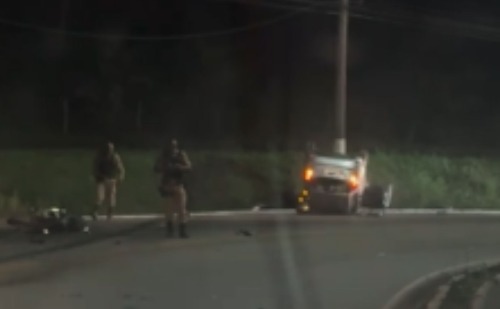 Vídeo: mulher em surto causa perseguição e acidente grave em Timóteo