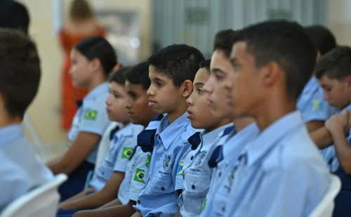Críticas crescem contra escolas cívico-militares em Minas