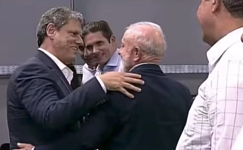 Tarcísio responsabiliza Lula por nova tarifa dos EUA sobre produtos brasileiros