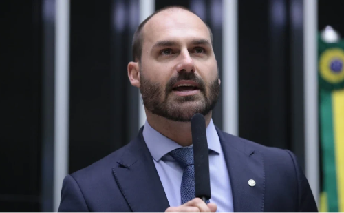 Eduardo Bolsonaro apoia Trump após tarifa de 50% contra produtos brasileiros