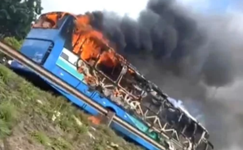 Ônibus pega fogo e paralisa trânsito no Anel Rodoviário de BH