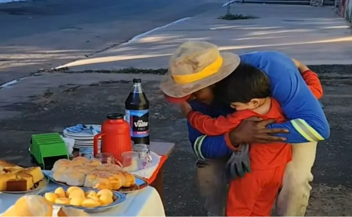 Menino de 3 anos emociona ao oferecer café da manhã a garis no próprio aniversário