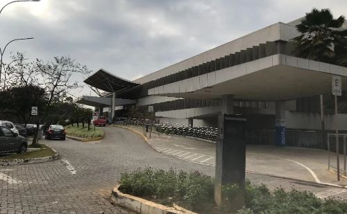 Paciente não identificado e com várias tatuagens está internado na UTI do Hospital Márcio Cunha após acidente