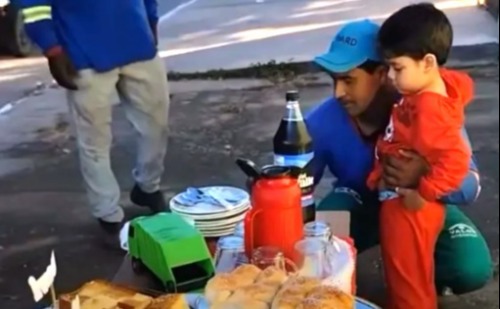 Menino de 3 anos emociona ao oferecer café da manhã a garis no próprio aniversário