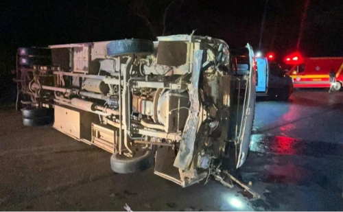 Micro-ônibus tomba em rodovia de MG e deixa 13 feridos