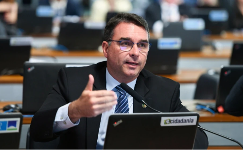 Flávio Bolsonaro reage a críticas e acusa Lula de ignorar tarifas dos EUA