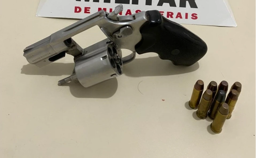 Homem é preso em Belo Oriente por agressão e posse ilegal de arma