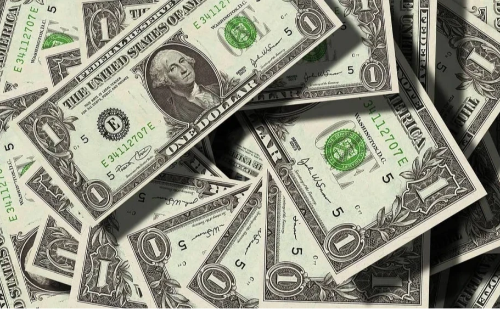 Dólar sobe após ameaça de Trump aumentar tarifas contra Brasil e aliados