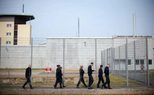 Fuga insólita: preso se esconde em mala e é recapturado na França após três dias
