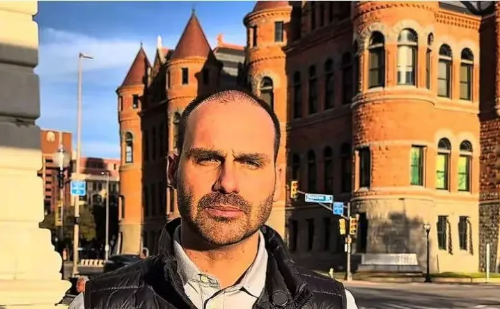 Eduardo Bolsonaro diz que não voltará ao Brasil e pode perder mandato