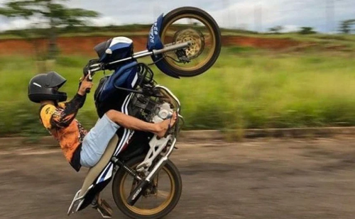 Motociclista que matou idosa com manobra perigosa é denunciado por homicídio em Minas