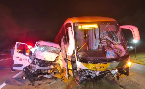 Van da Saúde de Timóteo é atingida por ônibus da Gontijo; uma pessoa morta e 5 feridas