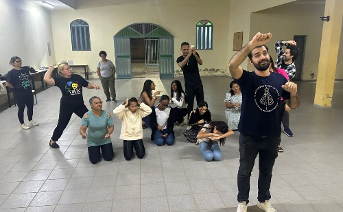 Oficinas gratuitas de teatro espontâneo são realizadas em Santana do Paraíso; saiba mais