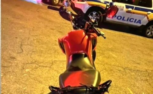 Dupla é detida em flagrante em MG após assaltar mulher e ser flagrada empurrando moto quebrada durante fuga