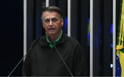 Bolsonaro se emociona em homenagem no Senado e pede orações