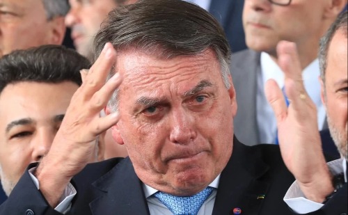 STF impõe tornozeleira e Bolsonaro tem comunicações restringidas por risco de fuga aos EUA
